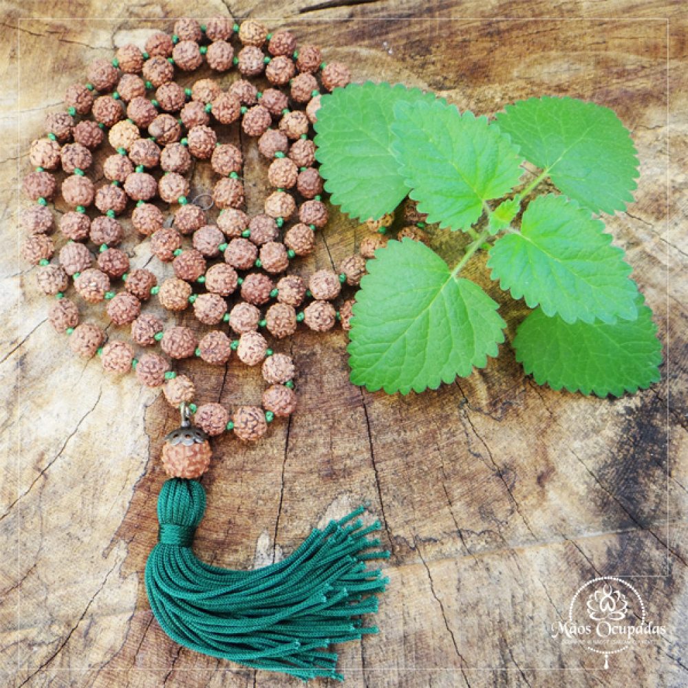 Japamala tradicional feito com 108 sementes de rudraksha e tecido verde