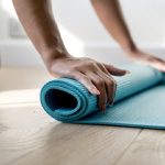 yoga-para-iniciantes-tapete-mulher