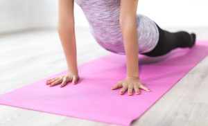 mulher exercícios de yoga iniciantes