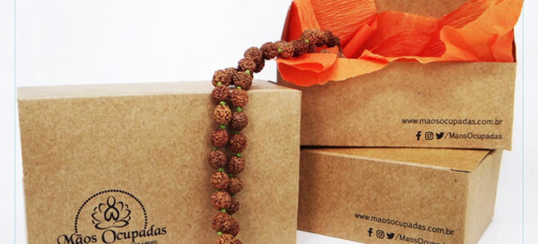 Japamala tradicional feito com 108 sementes de rudraksha e tecido