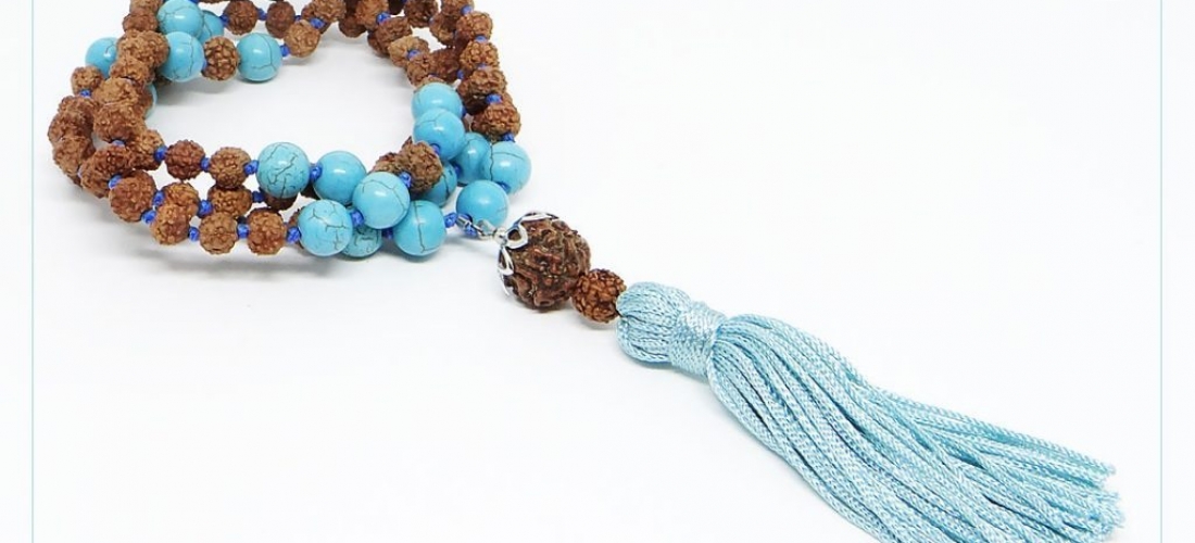 japamala 108 contas em sementes de rudraksha, turquesa e tecido azul